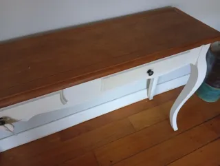 Aparador de madera blanco y marrón