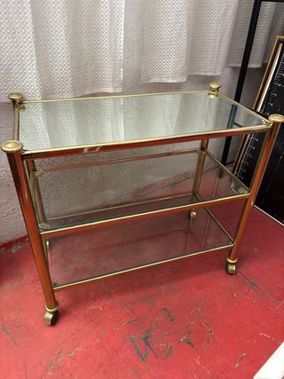 Mesa auxiliar dorada con ruedas