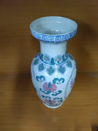 Jarrón de porcelana con aves y flores