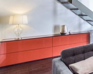 Aparador Diseño Rojo y Madera Oscura