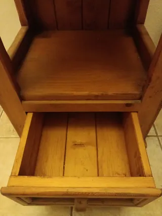 Mesita de noche de madera mexicana y silla a juego