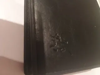 Billeteras de cuero negro y marrón