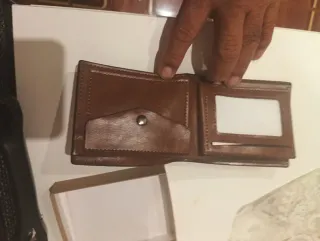 Billeteras de cuero negro y marrón