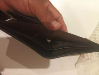 Billeteras de cuero negro y marrón