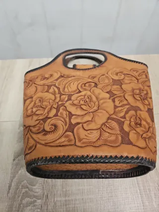 Bolso de cuero artesanal floral