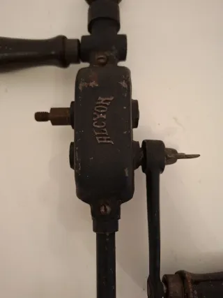 Taladro manual antiguo