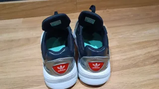 Zapatillas Adidas Negras y Plateadas