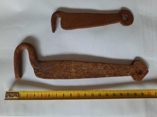 2 Antiguas aldabillas de hierro forjado, 13 y 20cm