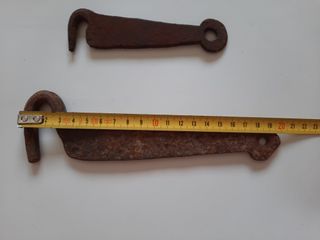 2 Antiguas aldabillas de hierro forjado, 13 y 20cm