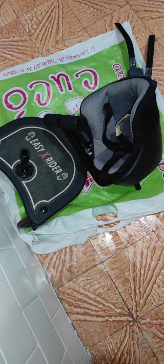 Silla con tabla. Las ruedas llevan luces