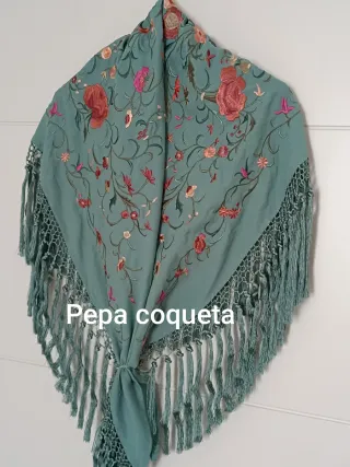 Mantoncillo bordado con flecos