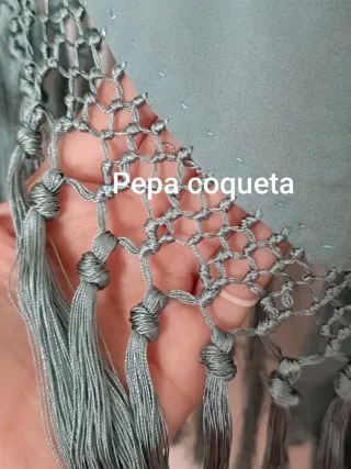 Mantoncillo bordado con flecos