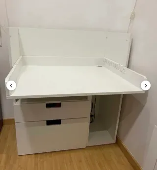 Cambiador blanco con cajones y estantes