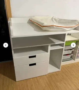 Cambiador blanco con cajones y estantes