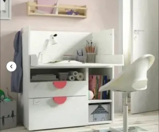 Cambiador blanco con cajones y estantes