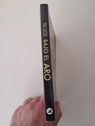 Bajo el aro / Under the Hoop (Spanish Edition)