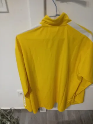 Chaqueta deportiva Adidas amarilla