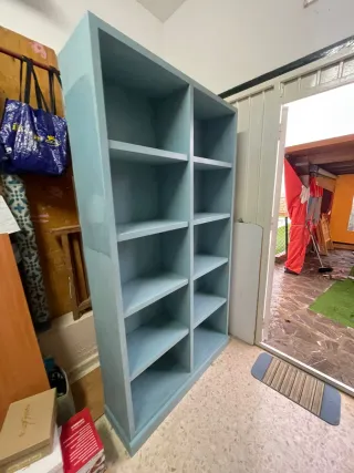 Estantería de madera azul