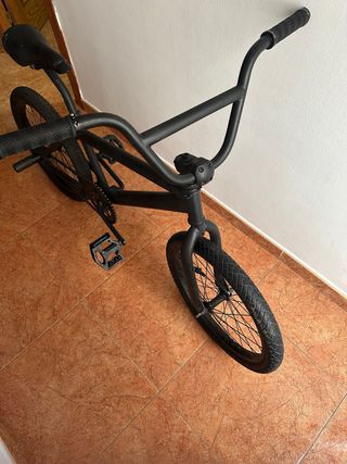 Bicicleta BMX negra
