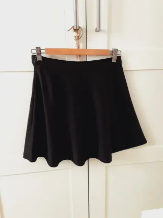 Falda negra plisada Stradivarius