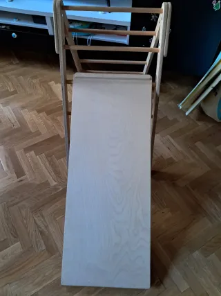 Triángulo Pikler con rampa de madera