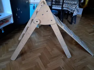 Triángulo Pikler con rampa de madera