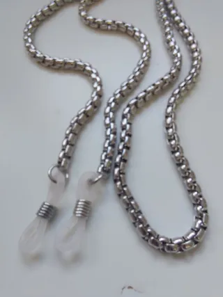 Cuelga gafas cordón plateado