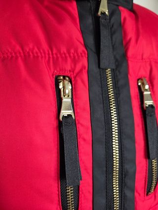 Anorak corto rojo y negro