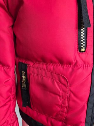 Anorak corto rojo y negro
