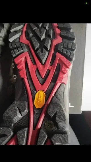 Botas de montaña Boreal grises y rojas