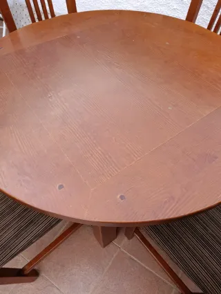 Mesa redonda de madera con 4 sillas