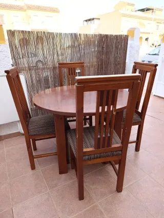 Mesa redonda de madera con 4 sillas