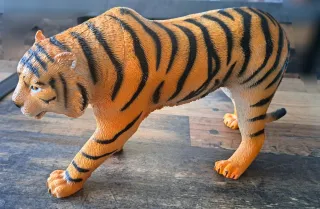 Elefante de Juguete con Colmillos Y Tigre