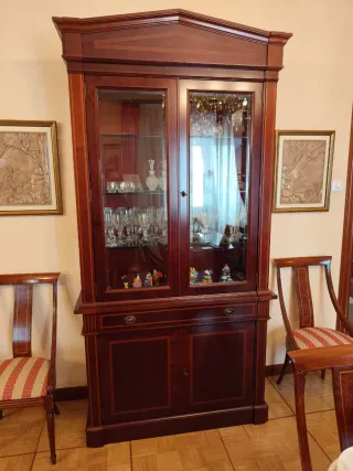 Vitrina clásica de madera y cristal