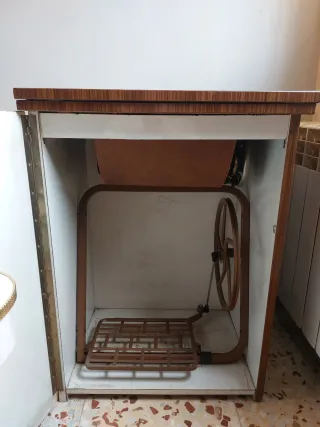 Máquina de coser Singer con mueble