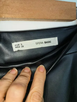 Falda larga efecto piel negra