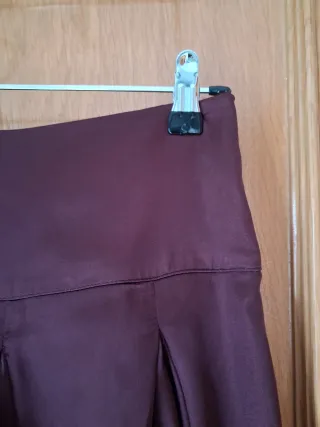 Falda satinada vuelo burdeos