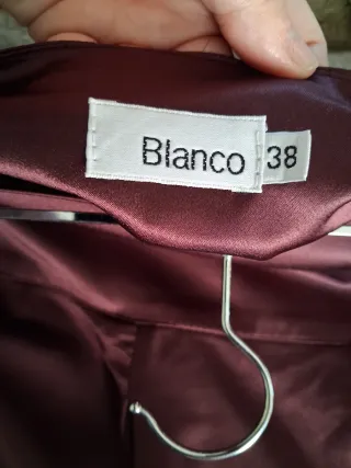 Falda satinada vuelo burdeos