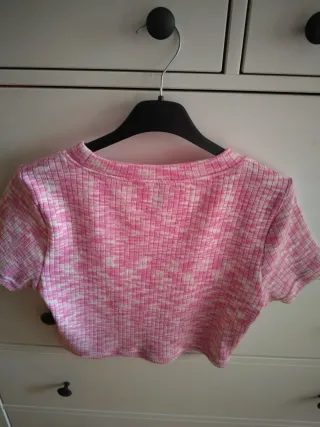 Top corto Divided rosa y blanco