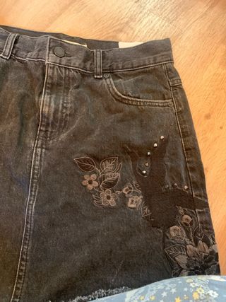 Falda vaquera negra con bordado
