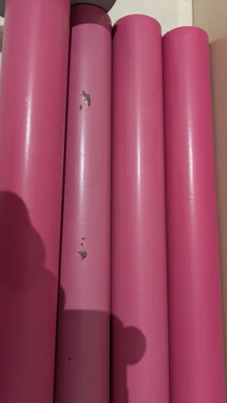 Patas de escritorio metálicas rosas.