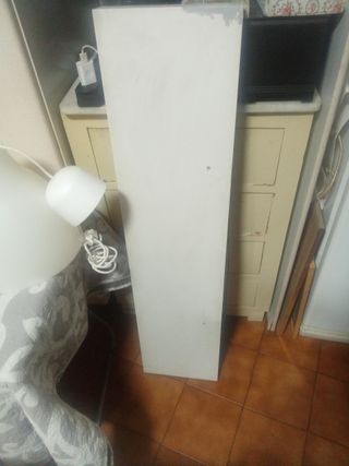 Lámparas y baldas Ikea blancas