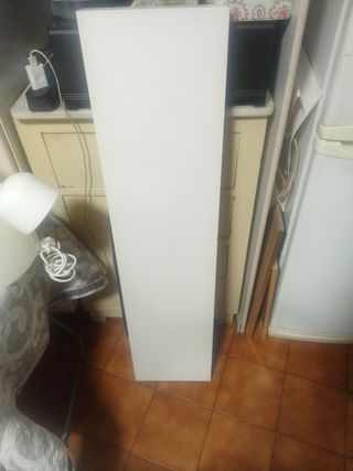 Lámparas y baldas Ikea blancas