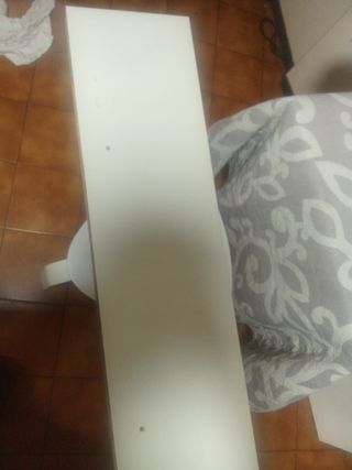 Lámparas y baldas Ikea blancas