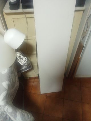 Lámparas y baldas Ikea blancas