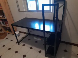 Mesa escritorio negra con estantería