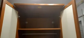 Armario 2 puertas madera, beige y marrón.