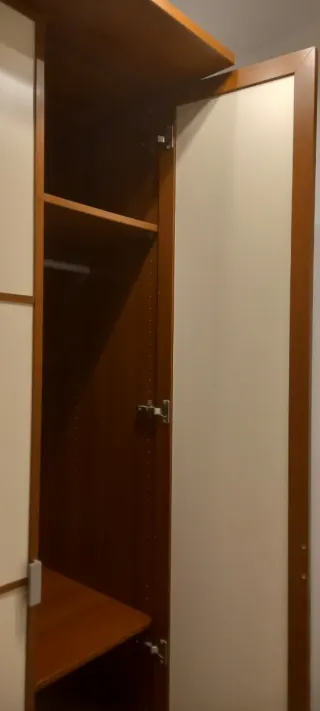 Armario 2 puertas madera, beige y marrón.