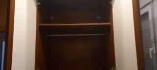 Armario 2 puertas madera, beige y marrón.