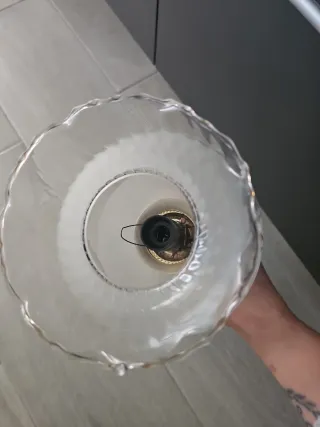 Lámpara de mesa dorada y negra